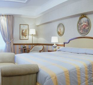 Izan Avenue Louise